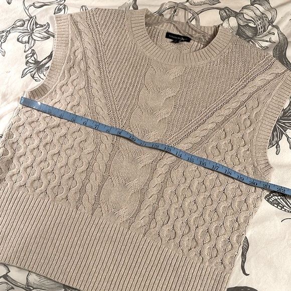 Banana Republic cable knit sweater vest - Picture 6 of 7